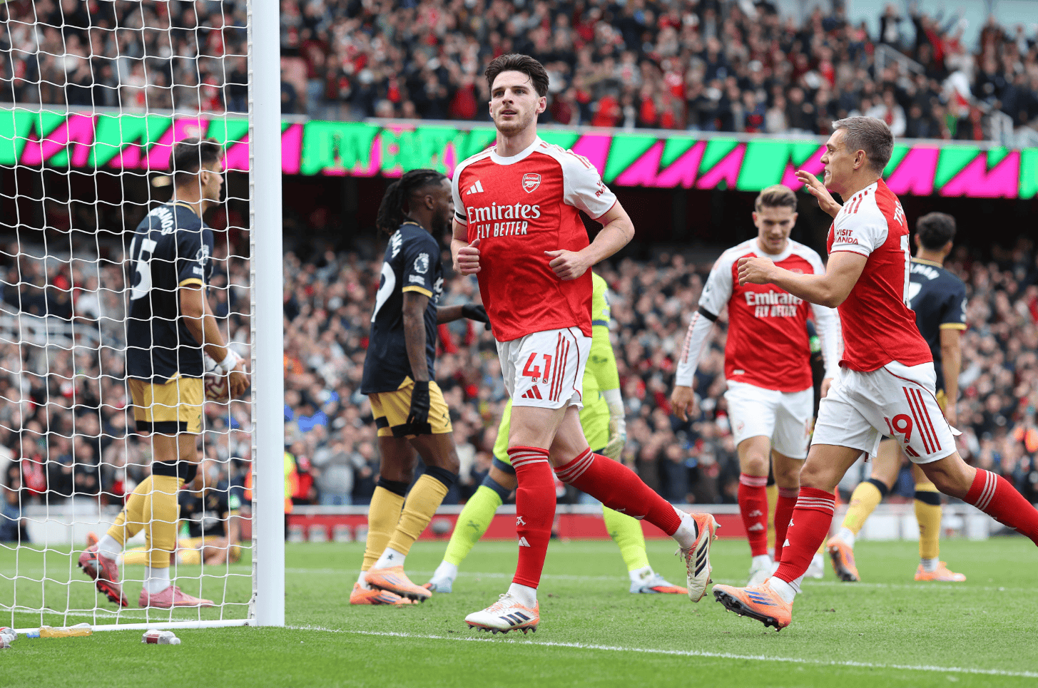 窗口期英超焦点战；法兰克福造点机会；媒体盛赞；更衣室氛围转暖的简单介绍-九游体育app